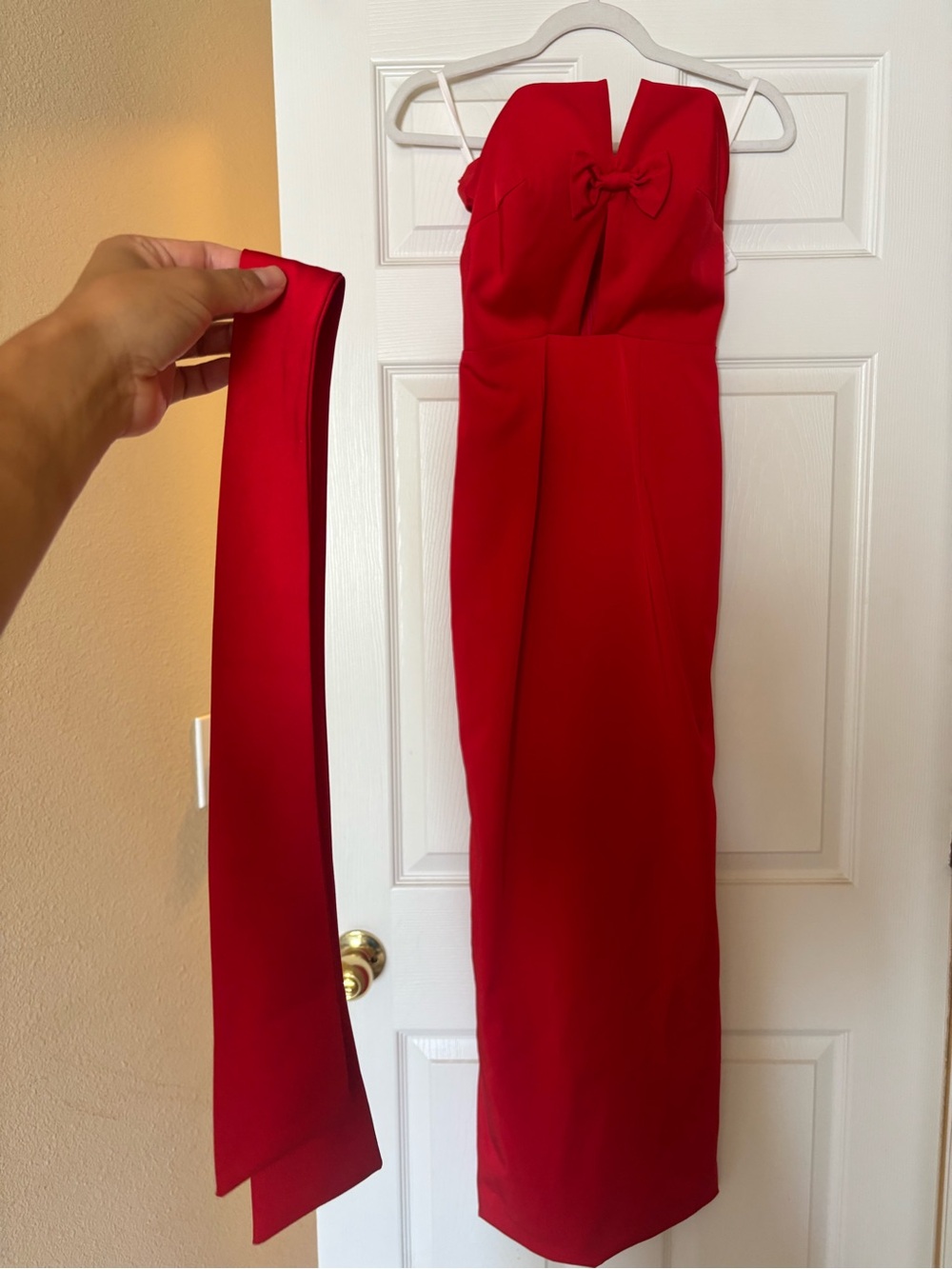 Elegant Red Strapless Evening Dress with Neck Ribbon